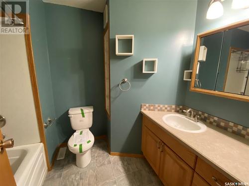 312 3Rd Avenue W, Kindersley, SK - Indoor Photo Showing Bathroom