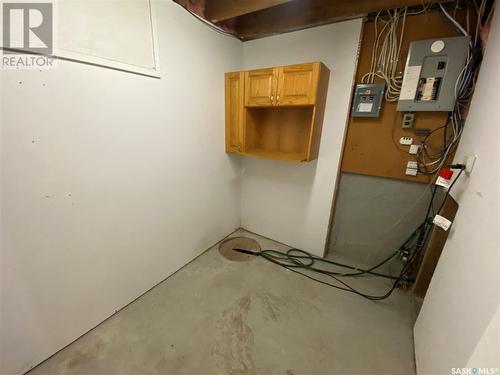 312 3Rd Avenue W, Kindersley, SK - Indoor