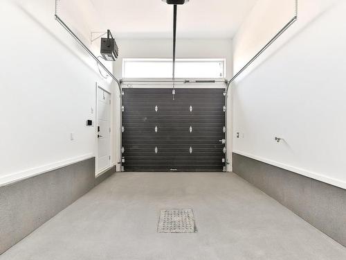 Grange - 2996 Rue Lareau, Carignan, QC - Indoor Photo Showing Garage
