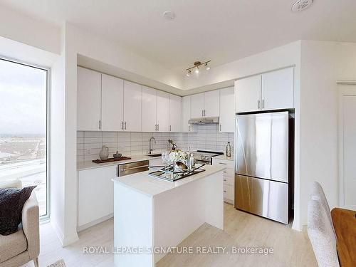 818-9000 Jane St, Vaughan, ON - Indoor Photo Showing Kitchen With Upgraded Kitchen
