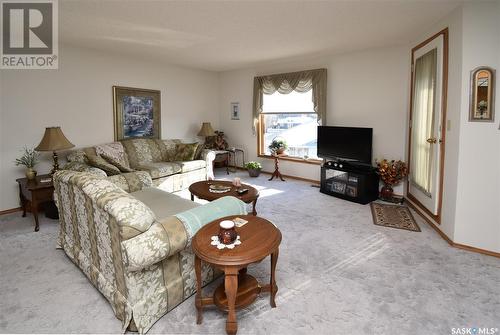 204 408 Heritage Drive, Estevan, SK - Indoor Photo Showing Living Room