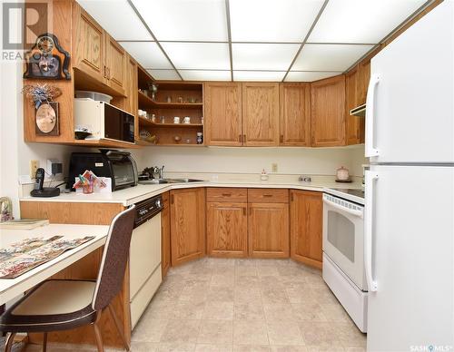204 408 Heritage Drive, Estevan, SK - Indoor Photo Showing Kitchen With Double Sink