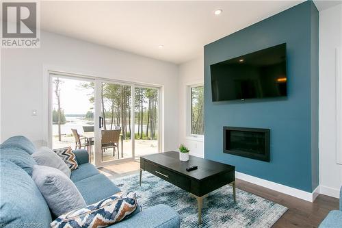 277 Eagle Road, Tobermory, ON - Indoor Photo Showing Living Room