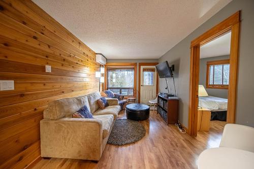 100 - 5369 Ski Hill Road, Fernie, BC - Indoor Photo Showing Living Room