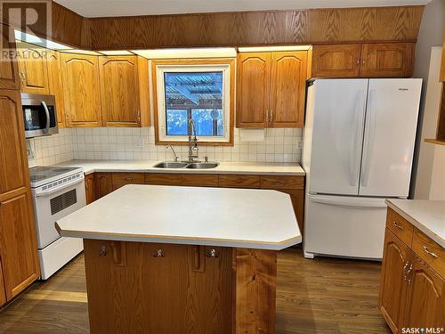 1208 11Th Avenue, Humboldt, SK - Indoor Photo Showing Kitchen With Double Sink