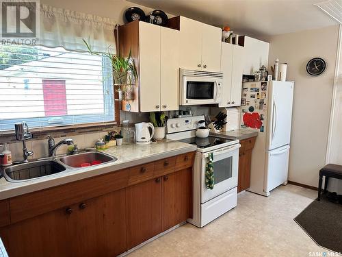 611 6Th Street, Humboldt, SK - Indoor Photo Showing Kitchen With Double Sink