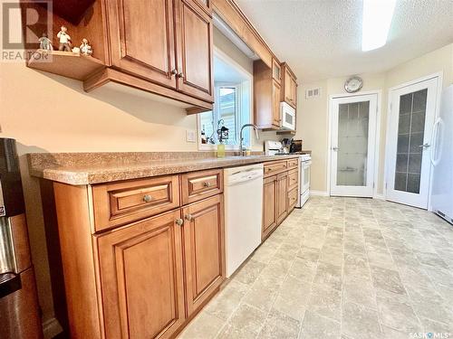 365 3Rd Avenue E, Englefeld, SK - Indoor Photo Showing Kitchen With Double Sink