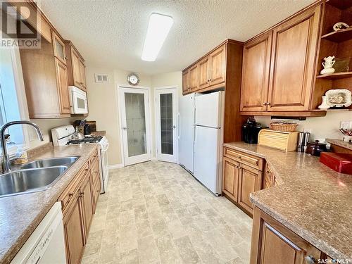 365 3Rd Avenue E, Englefeld, SK - Indoor Photo Showing Kitchen With Double Sink