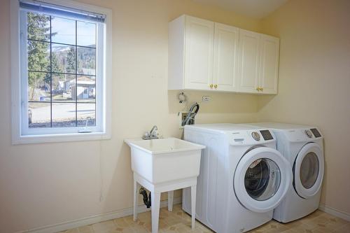 1316 Falls Street, Nelson, BC - Indoor Photo Showing Laundry Room