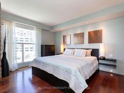 708-S/T-99 Harbour Sq, Toronto, ON - Indoor Photo Showing Bedroom