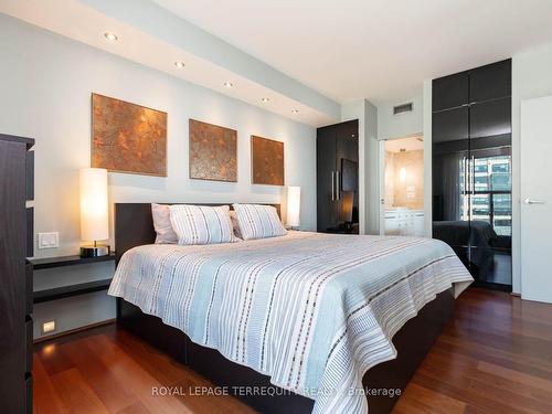 708-S/T-99 Harbour Sq, Toronto, ON - Indoor Photo Showing Bedroom