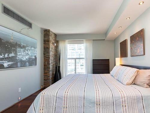 708-S/T-99 Harbour Sq, Toronto, ON - Indoor Photo Showing Bedroom