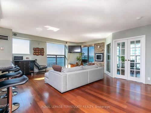 708-S/T-99 Harbour Sq, Toronto, ON - Indoor Photo Showing Living Room