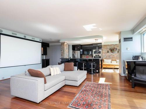 708-S/T-99 Harbour Sq, Toronto, ON - Indoor Photo Showing Living Room