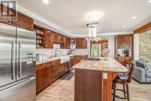 Beautifully updated kitchen with high end appliances - 342 Mountainview Road, Arnprior, ON - Indoor Photo Showing Kitchen
