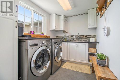 You will love doing laundry in this bright, well thought out space - 342 Mountainview Road, Arnprior, ON - Indoor Photo Showing Laundry Room