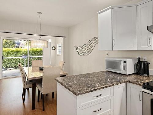 3468 Arbutus Dr South, Cobble Hill, BC - Indoor Photo Showing Kitchen With Upgraded Kitchen