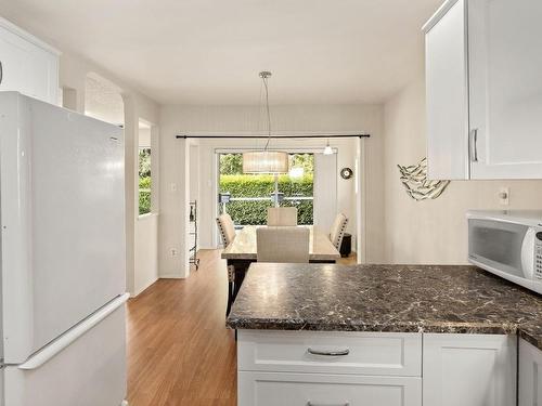 3468 Arbutus Dr South, Cobble Hill, BC - Indoor Photo Showing Kitchen