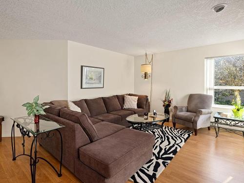 3468 Arbutus Dr South, Cobble Hill, BC - Indoor Photo Showing Living Room