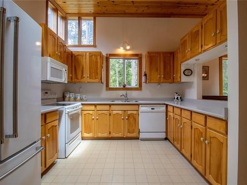 3710 Capstan Lane, Pender Island, BC - Indoor Photo Showing Kitchen With Double Sink