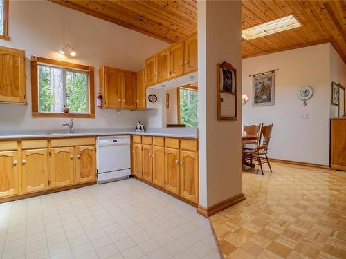 3710 Capstan Lane, Pender Island, BC - Indoor Photo Showing Kitchen
