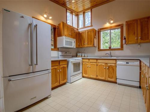 3710 Capstan Lane, Pender Island, BC - Indoor Photo Showing Kitchen
