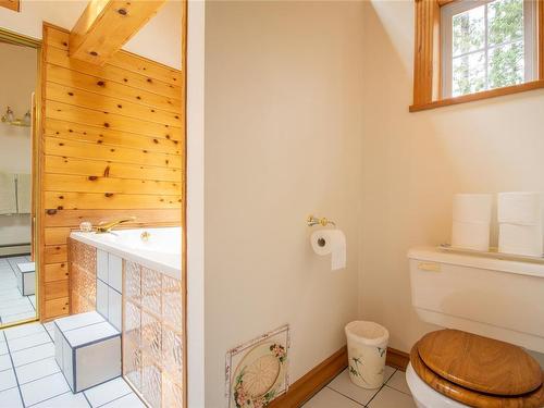 3710 Capstan Lane, Pender Island, BC - Indoor Photo Showing Bathroom