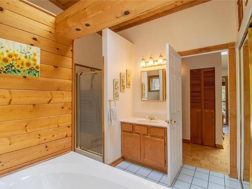 3710 Capstan Lane, Pender Island, BC - Indoor Photo Showing Bathroom