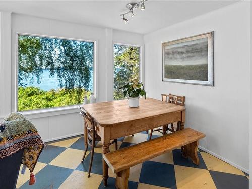 1309 Mackinnon Rd, Pender Island, BC - Indoor Photo Showing Dining Room