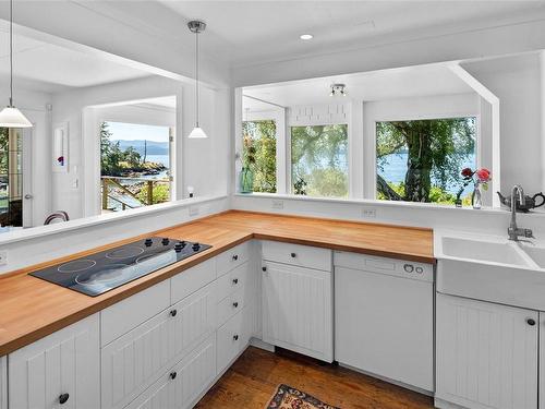 1309 Mackinnon Rd, Pender Island, BC - Indoor Photo Showing Kitchen