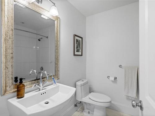 294 Crescent Rd West, Qualicum Beach, BC - Indoor Photo Showing Bathroom