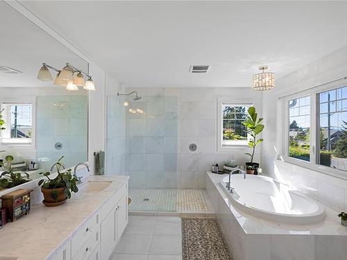 294 Crescent Rd West, Qualicum Beach, BC - Indoor Photo Showing Bathroom
