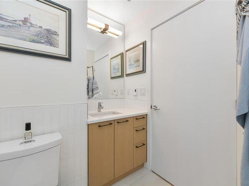 101-9775 Fourth St, Sidney, BC - Indoor Photo Showing Bathroom