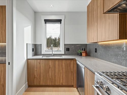 1524 Cabernet Way, West Kelowna, BC - Indoor Photo Showing Kitchen