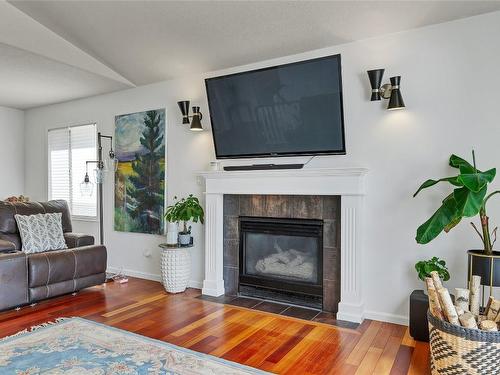 4509 Wellington Drive, Vernon, BC - Indoor Photo Showing Living Room With Fireplace