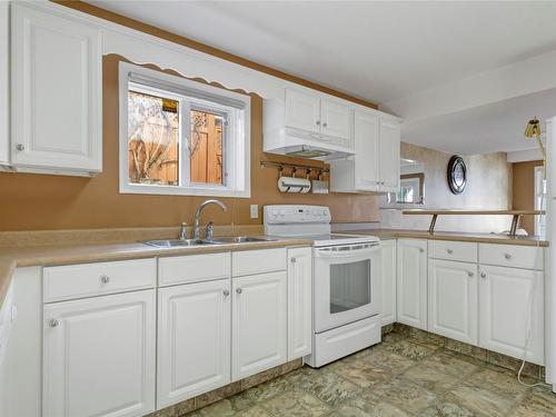 4509 Wellington Drive, Vernon, BC - Indoor Photo Showing Kitchen With Double Sink