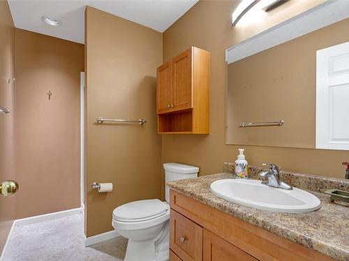 4509 Wellington Drive, Vernon, BC - Indoor Photo Showing Bathroom