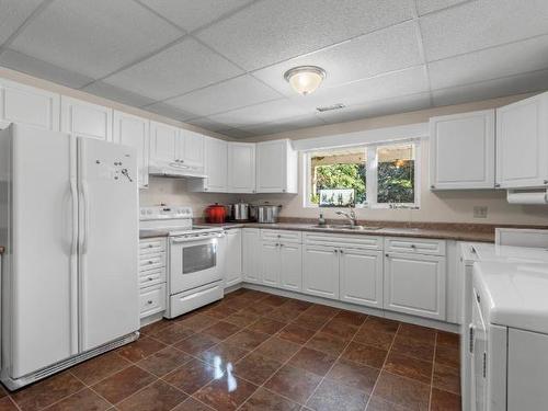491 Chilco Ave, Kamloops, BC - Indoor Photo Showing Kitchen