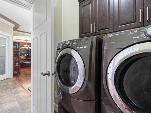 613 Stevens Pl, Ladysmith, BC - Indoor Photo Showing Laundry Room