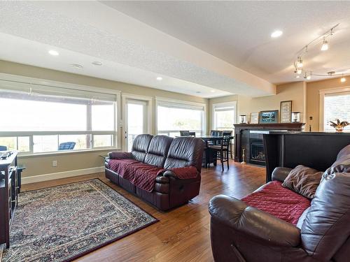 613 Stevens Pl, Ladysmith, BC - Indoor Photo Showing Living Room