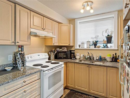 613 Stevens Pl, Ladysmith, BC - Indoor Photo Showing Kitchen With Double Sink