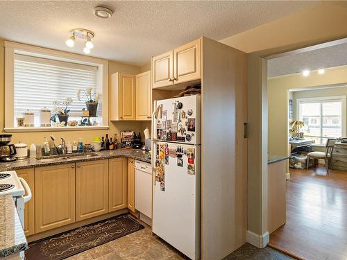613 Stevens Pl, Ladysmith, BC - Indoor Photo Showing Kitchen