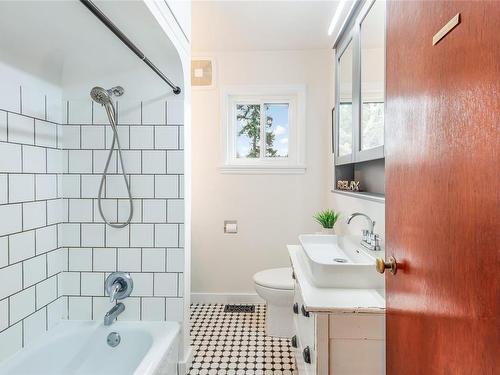 380 Hirst Ave West, Parksville, BC - Indoor Photo Showing Bathroom