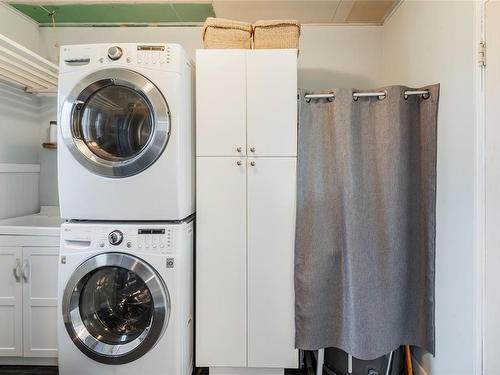380 Hirst Ave West, Parksville, BC - Indoor Photo Showing Laundry Room