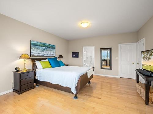 1637 Trumpeter Cres, Courtenay, BC - Indoor Photo Showing Bedroom