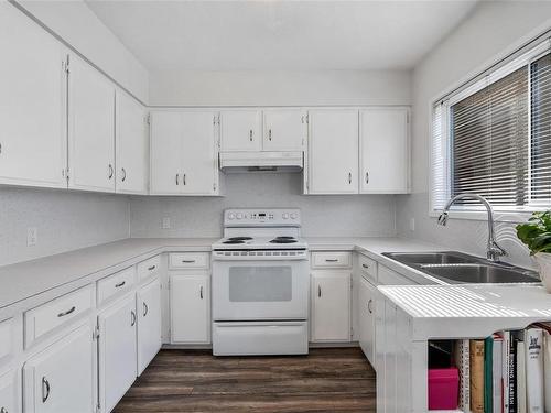 4638 Alder Glen Rd, Cowichan Bay, BC - Indoor Photo Showing Kitchen With Double Sink