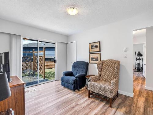 4638 Alder Glen Rd, Cowichan Bay, BC - Indoor Photo Showing Living Room