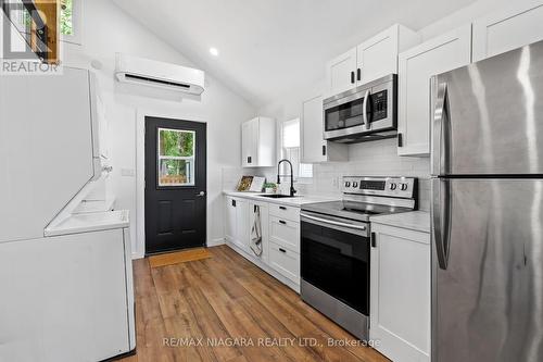 323 Oxford Ave, Fort Erie, ON - Indoor Photo Showing Kitchen With Stainless Steel Kitchen