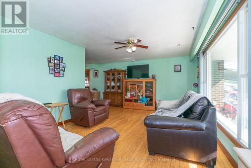 19020 Simcoe St, Scugog, ON - Indoor Photo Showing Living Room