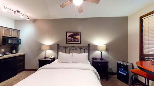 614 B - 600 Bighorn Boulevard, Radium Hot Springs, BC - Indoor Photo Showing Bedroom